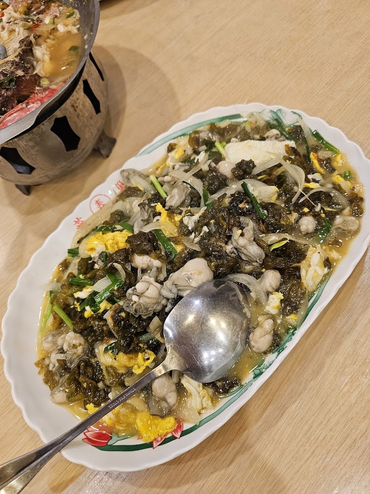 蚵仔料理搭配蔥蛋與酸菜