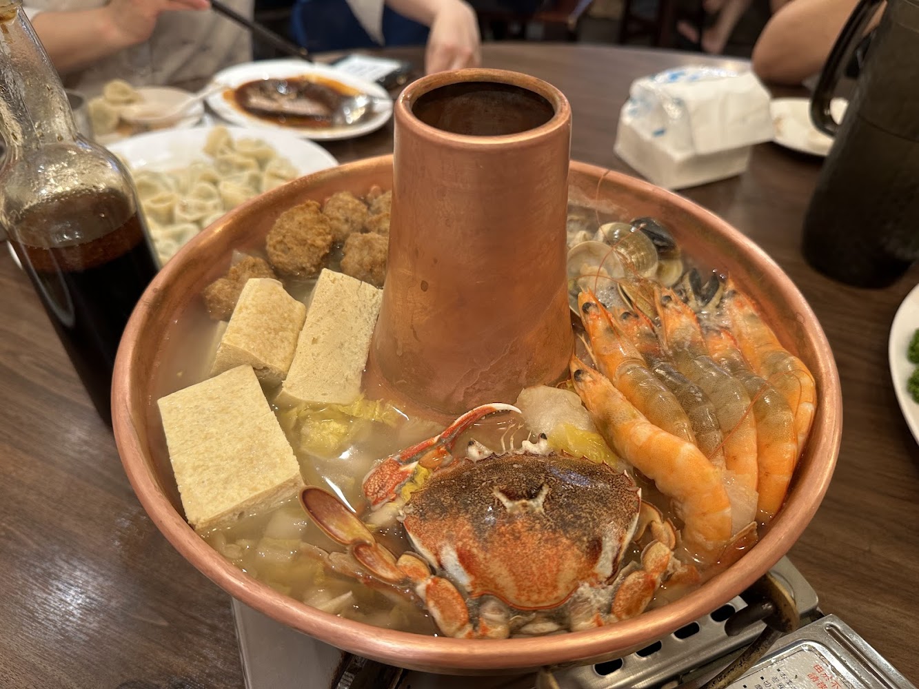 山東小館酸菜白肉鍋,鍋內有蟹蝦與白菜