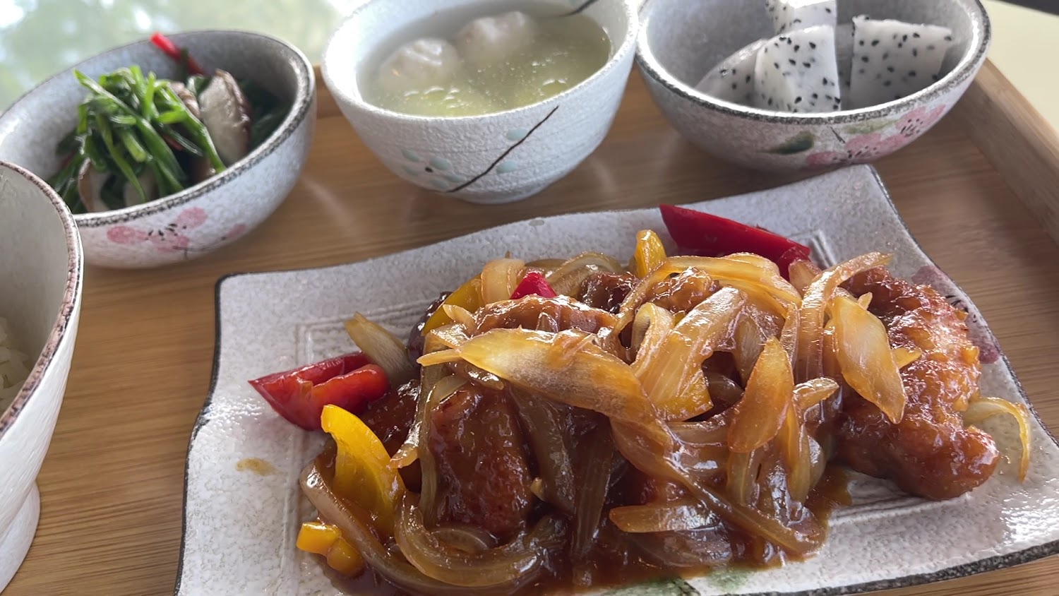 糖醋排骨中式套餐搭配湯品配菜與水果