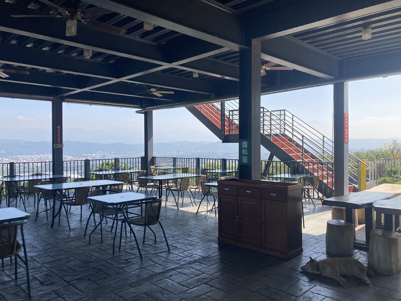 東星屋景觀餐廳露天座位區可遠眺山巒與城市