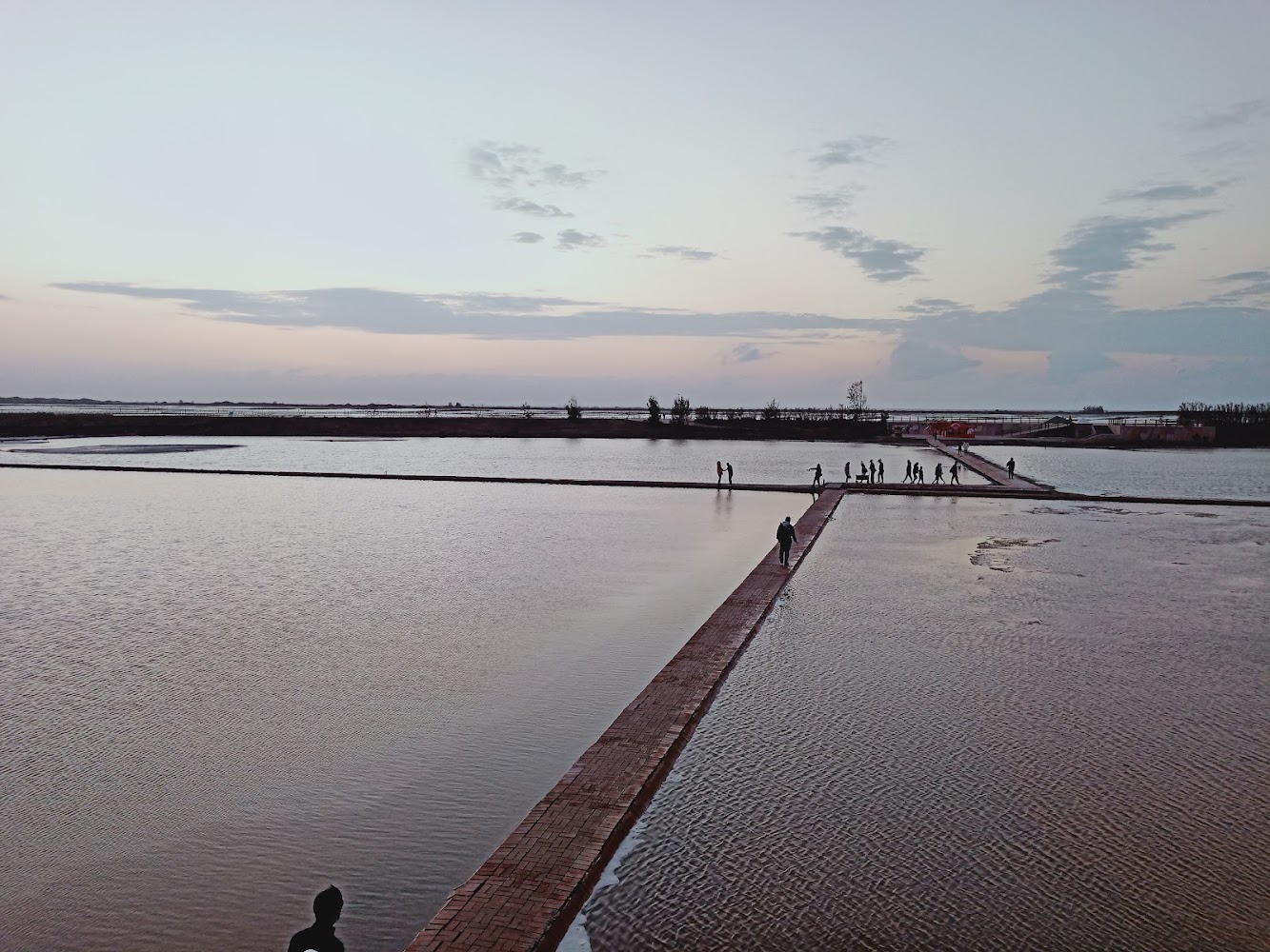夕陽下步道穿越鹽田水面