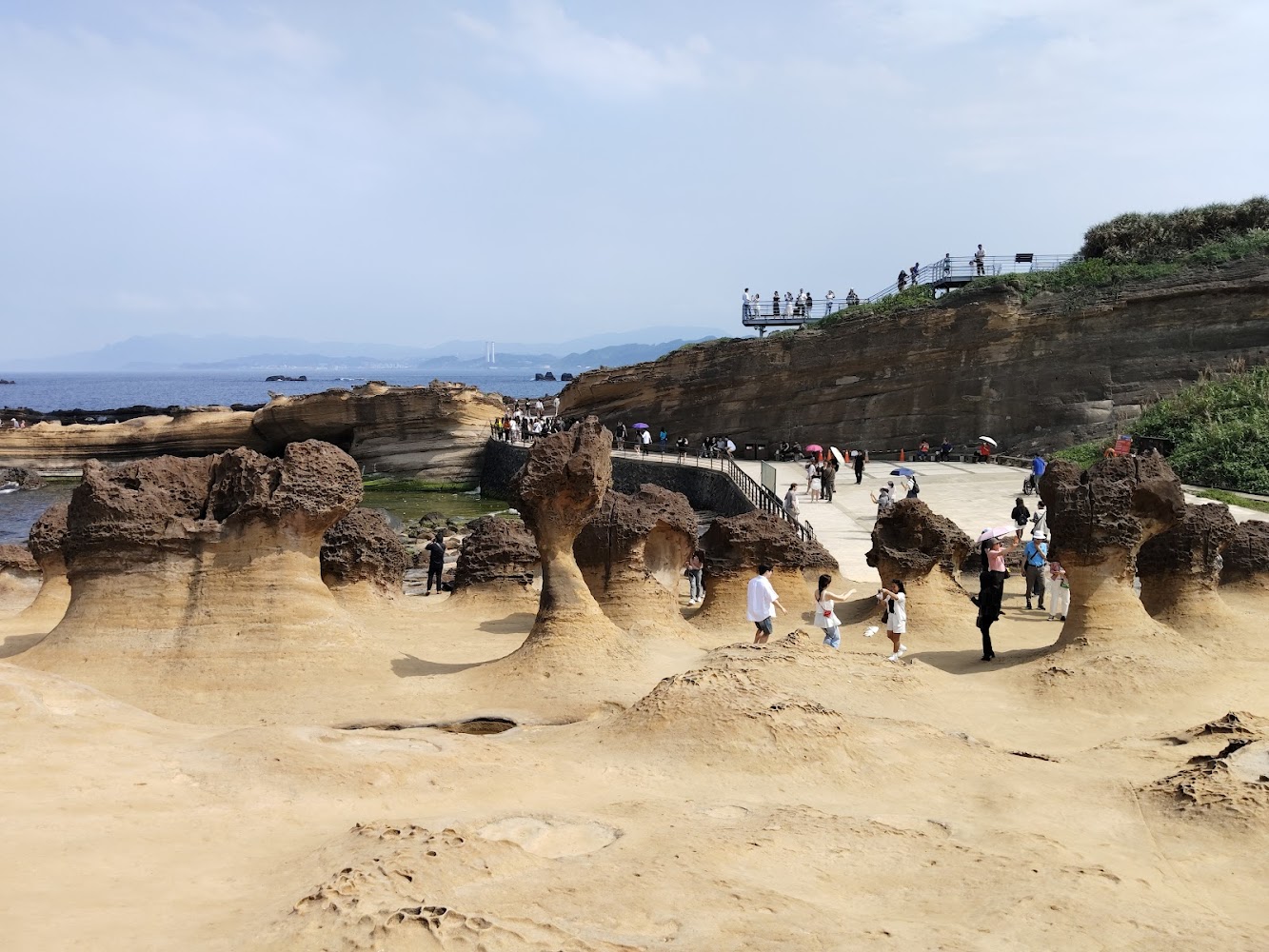 野柳黃褐色石柱與海景觀景平台