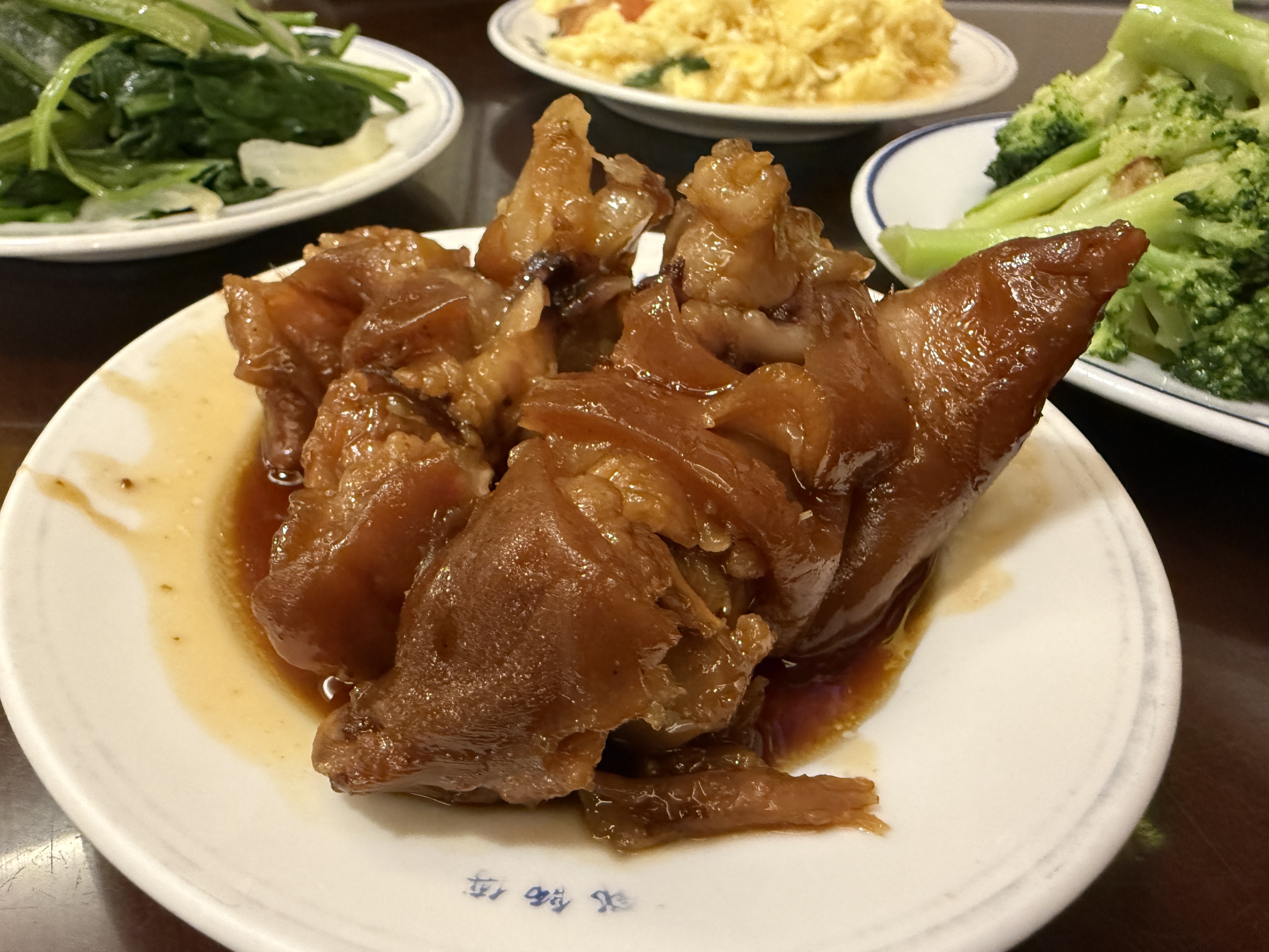 滷豬腳與配菜