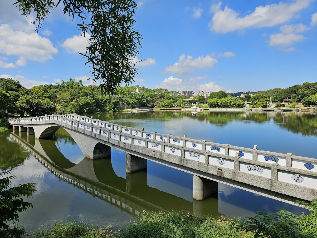 青草湖映月橋湖景與藍天白雲