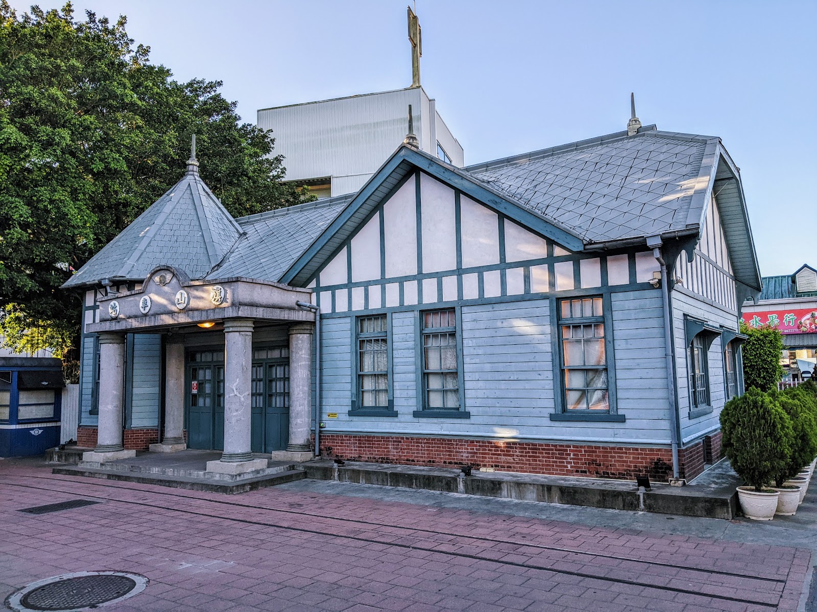 旗山車站-糖鐵故事館外觀，日式木造建築，入口旗山驛字樣
