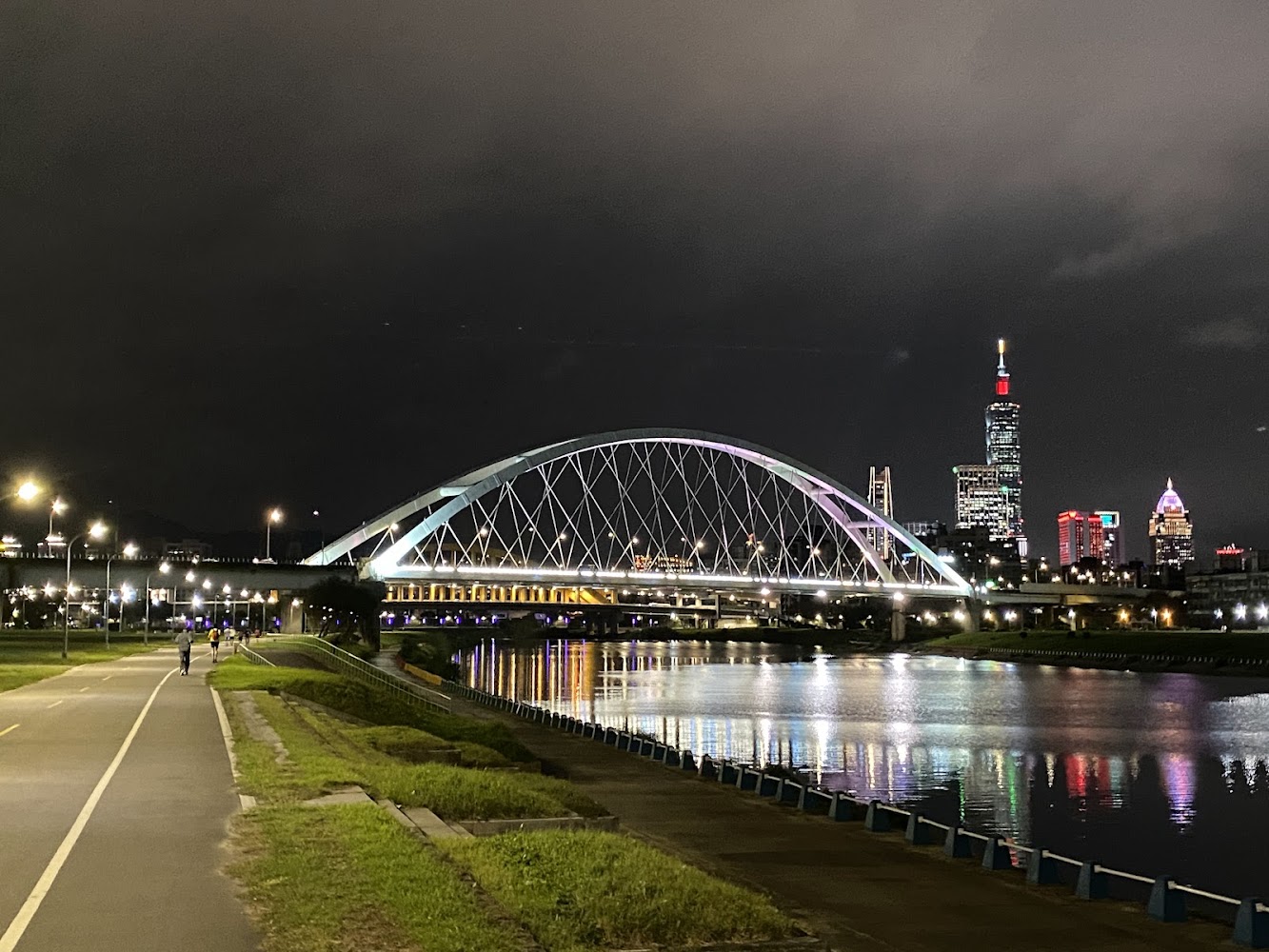 彩虹河濱公園夜晚橋景