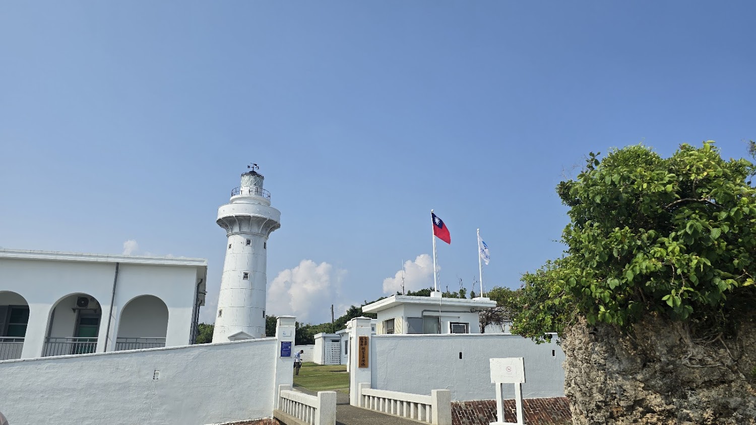 鵝鑾鼻公園售票處附近燈塔與園區建築