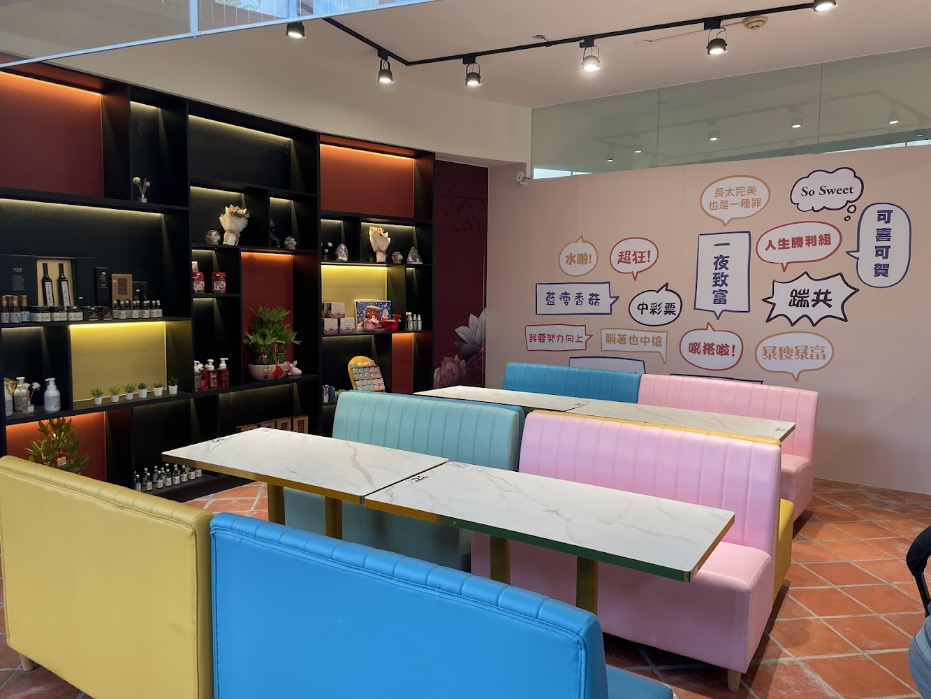 217好食複合式餐廳店內美式活潑裝潢