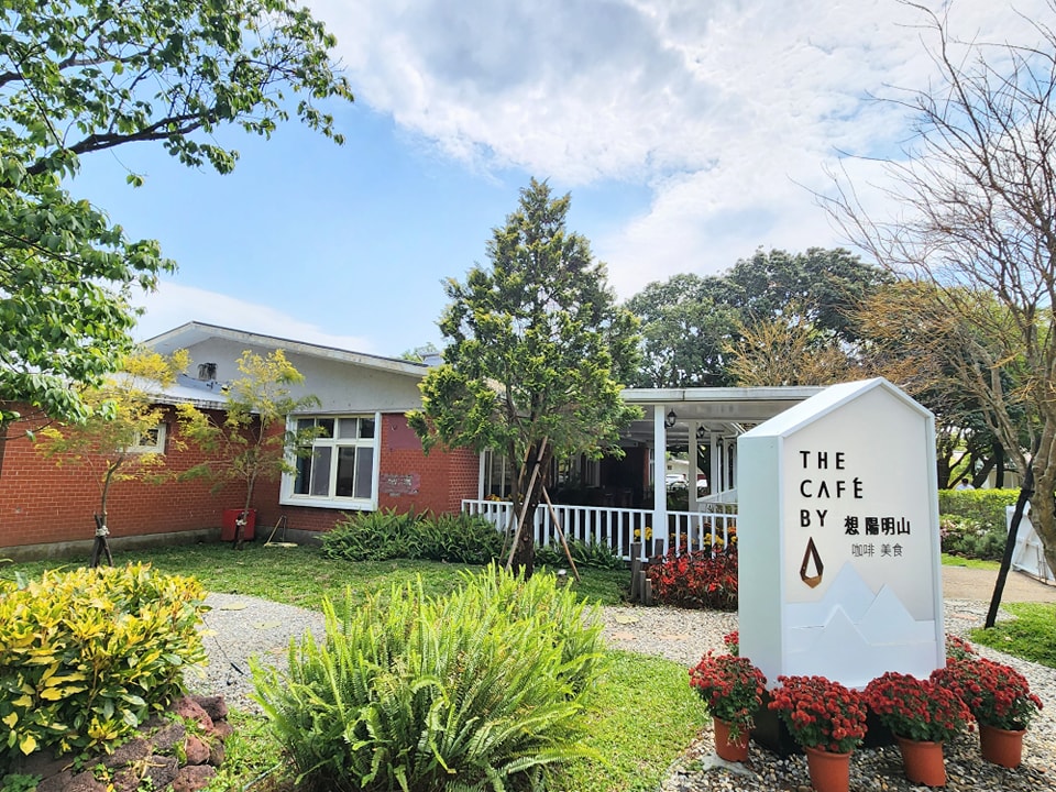 想陽明山位於綠意庭院中的紅磚老宅建築