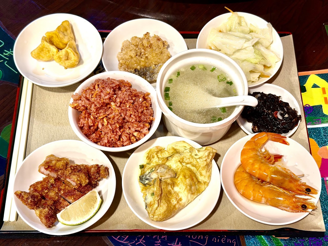依嬤的店便當式套餐，有蝦、蛋料理、炒飯、炸雞、炸魚排、高麗菜和湯