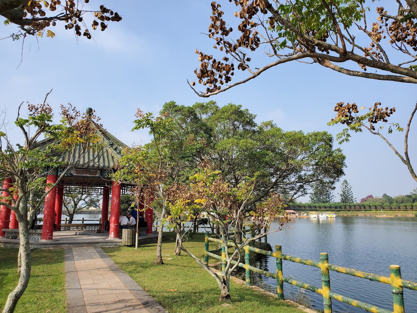 虎頭埤涼亭與湖景