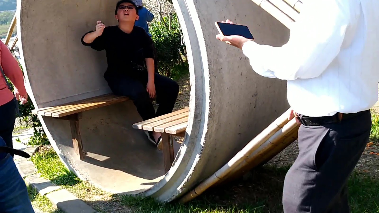 遊客坐在梅子夢工廠的大型水泥桶造型裝置藝術內拍照留念