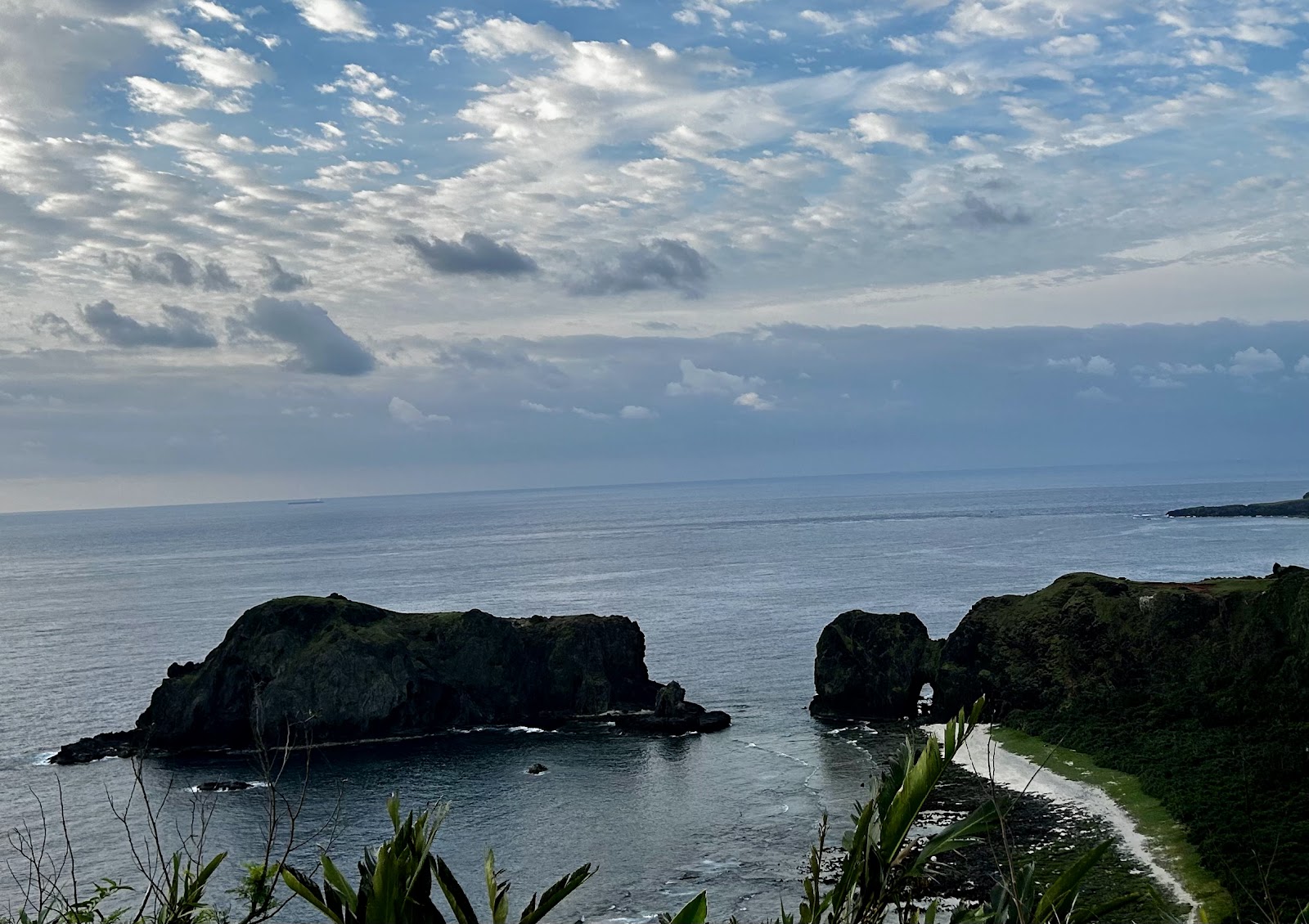 綠島哈巴狗岩黃昏輪廓拱石洞剪影夕陽