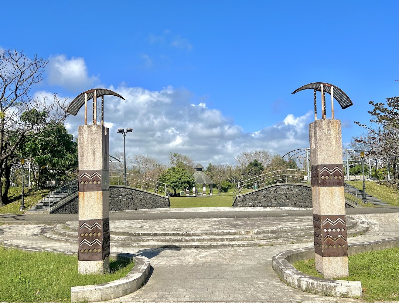 公園入口柱與草地景觀