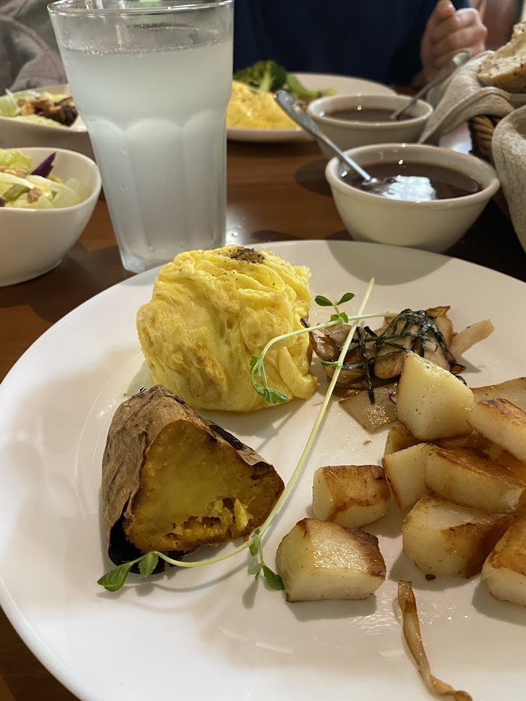 飲料、主盤、沙拉、湯品與麵包組成的完整早午餐套餐