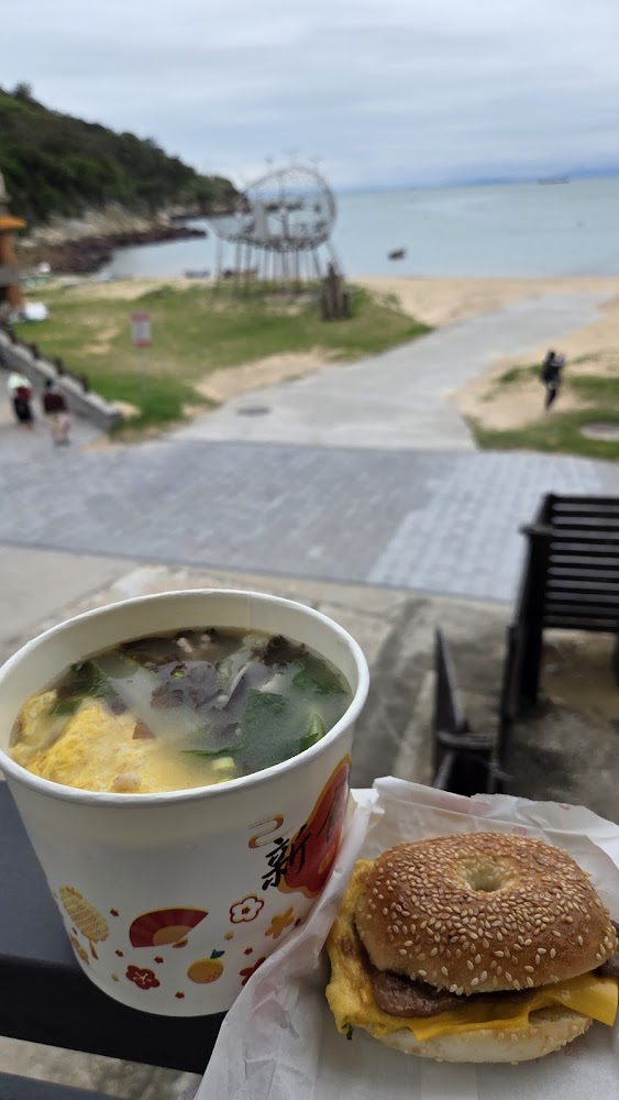 戶外海邊享用芝麻貝果與熱湯