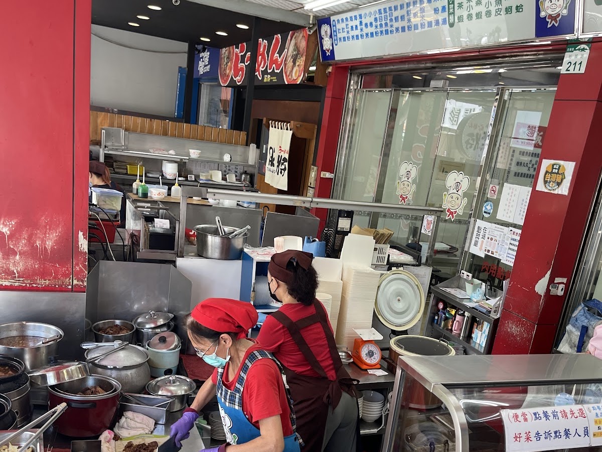 正宗周燒肉飯店內廚房備餐區