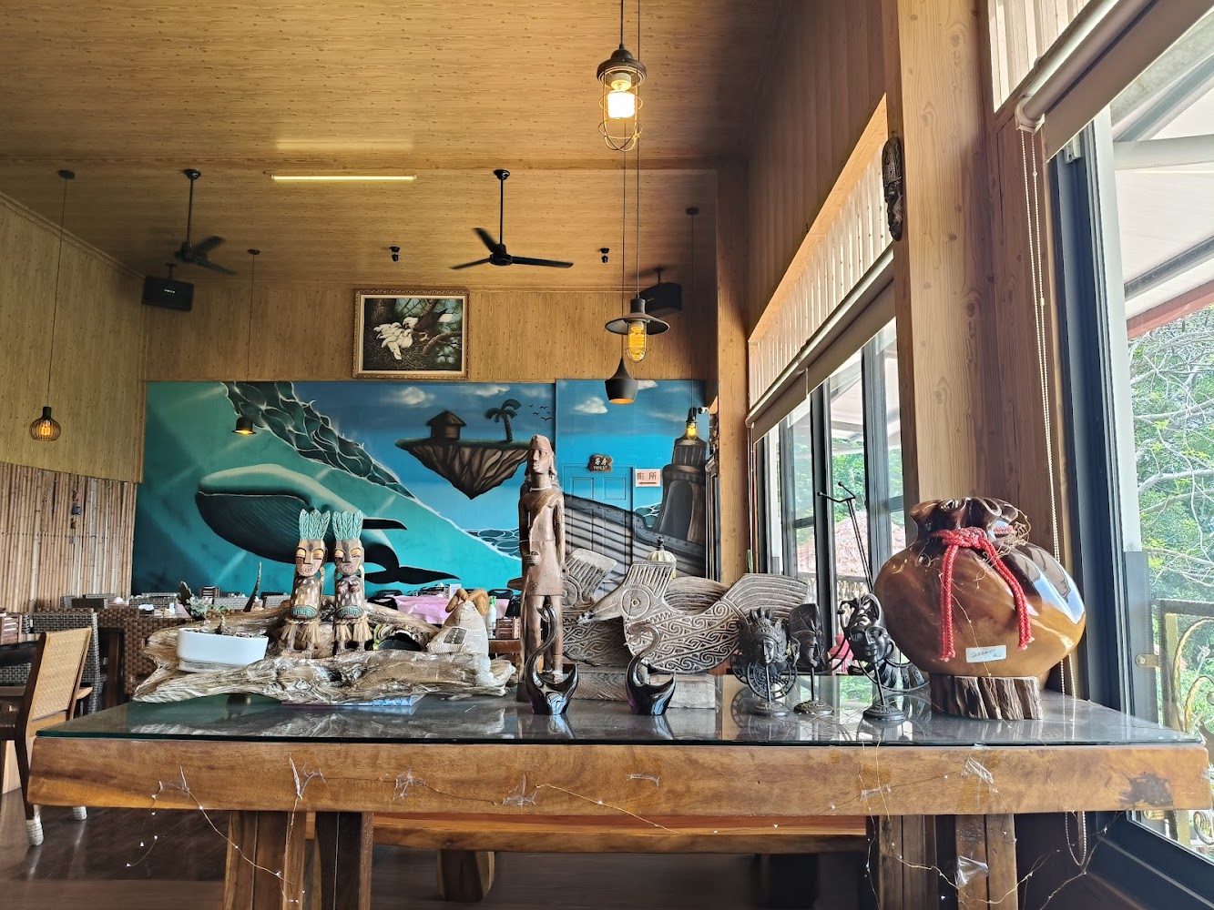 峇六景觀餐廳內部展示許多原住民風格藝術品與木雕
