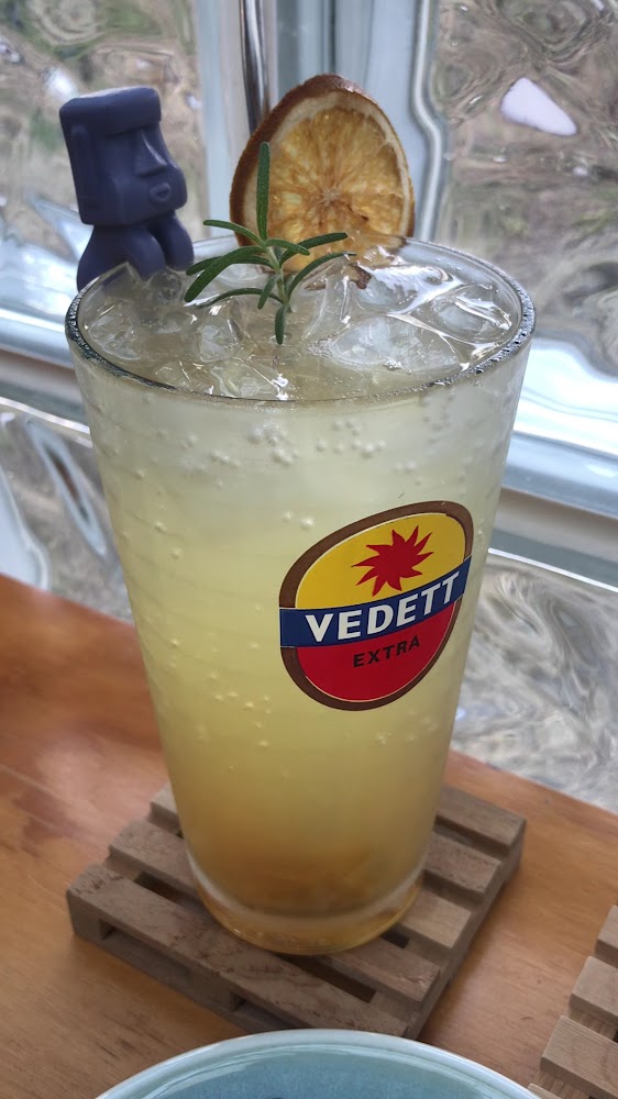 舊社咖啡氣泡飲與乾燥橙片裝飾