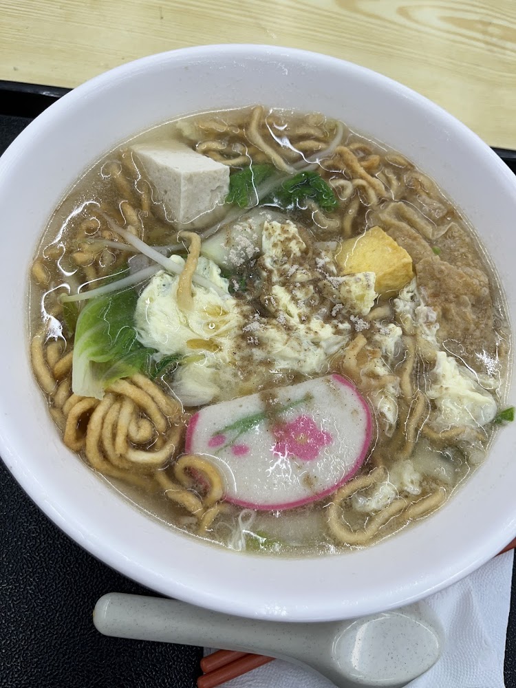 淡江大學美食廣場日式拉麵搭豆腐魚板與青菜