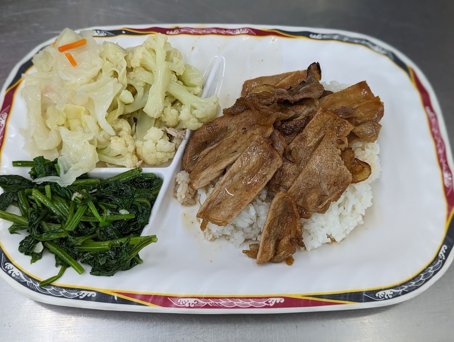 正宗周燒肉飯餐盤燒肉片空心菜白飯