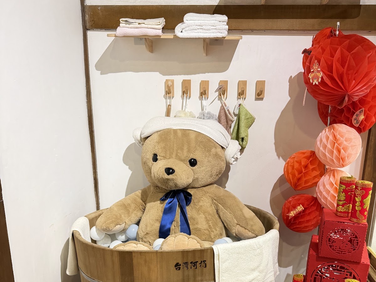 檜意森活村店內泰迪熊坐木桶節慶裝飾