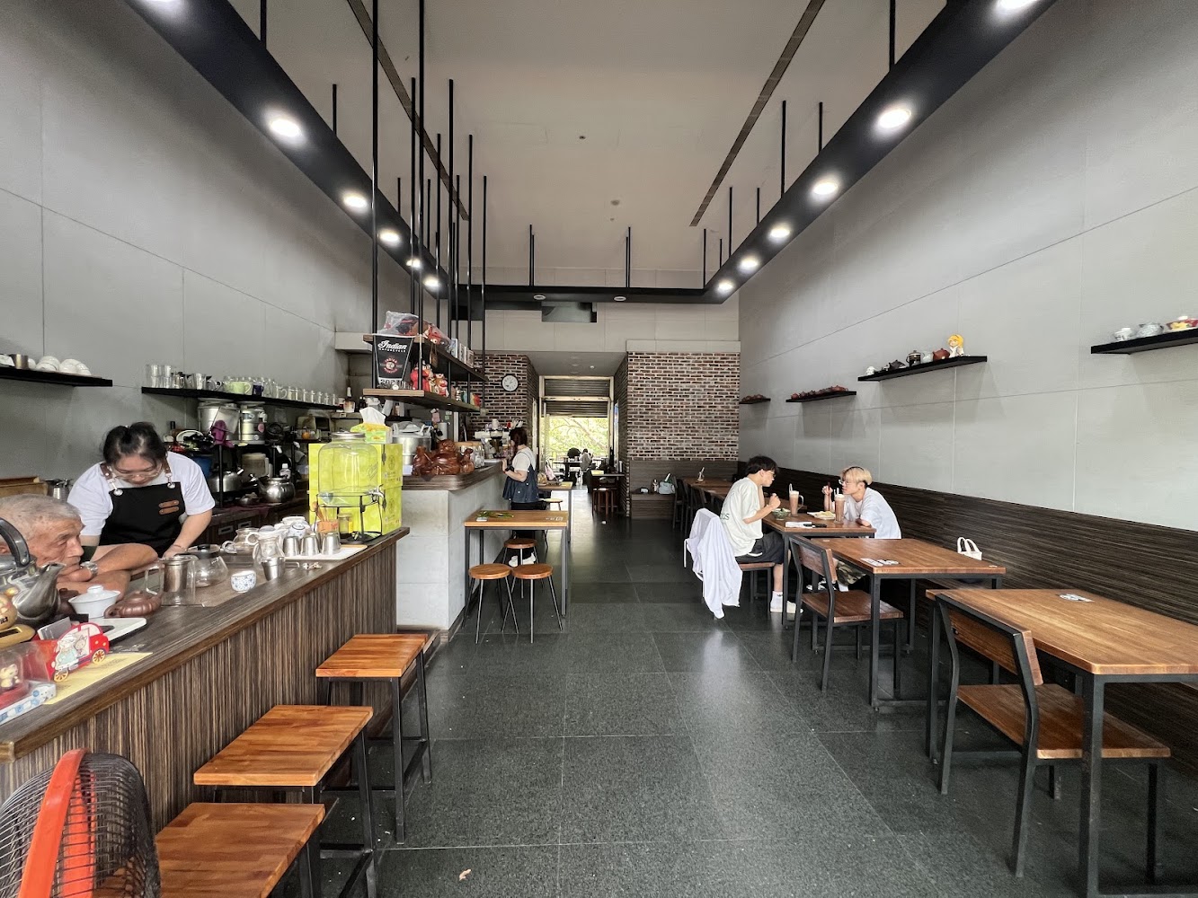 Lin House 餐廳室內用餐空間，木桌椅與吧台佈置明亮整潔