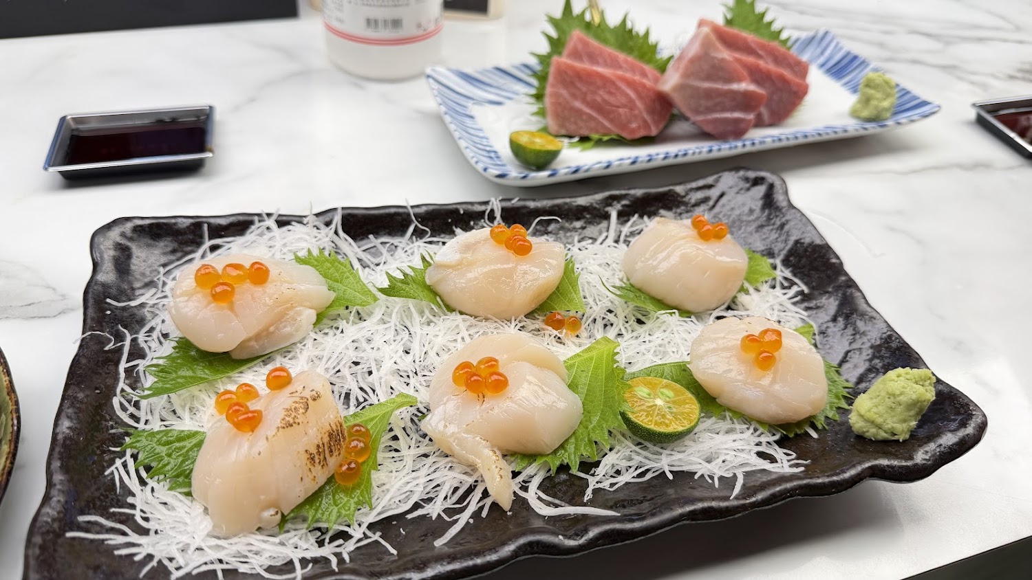 干貝刺身搭配鮭魚卵與鮪魚刺身