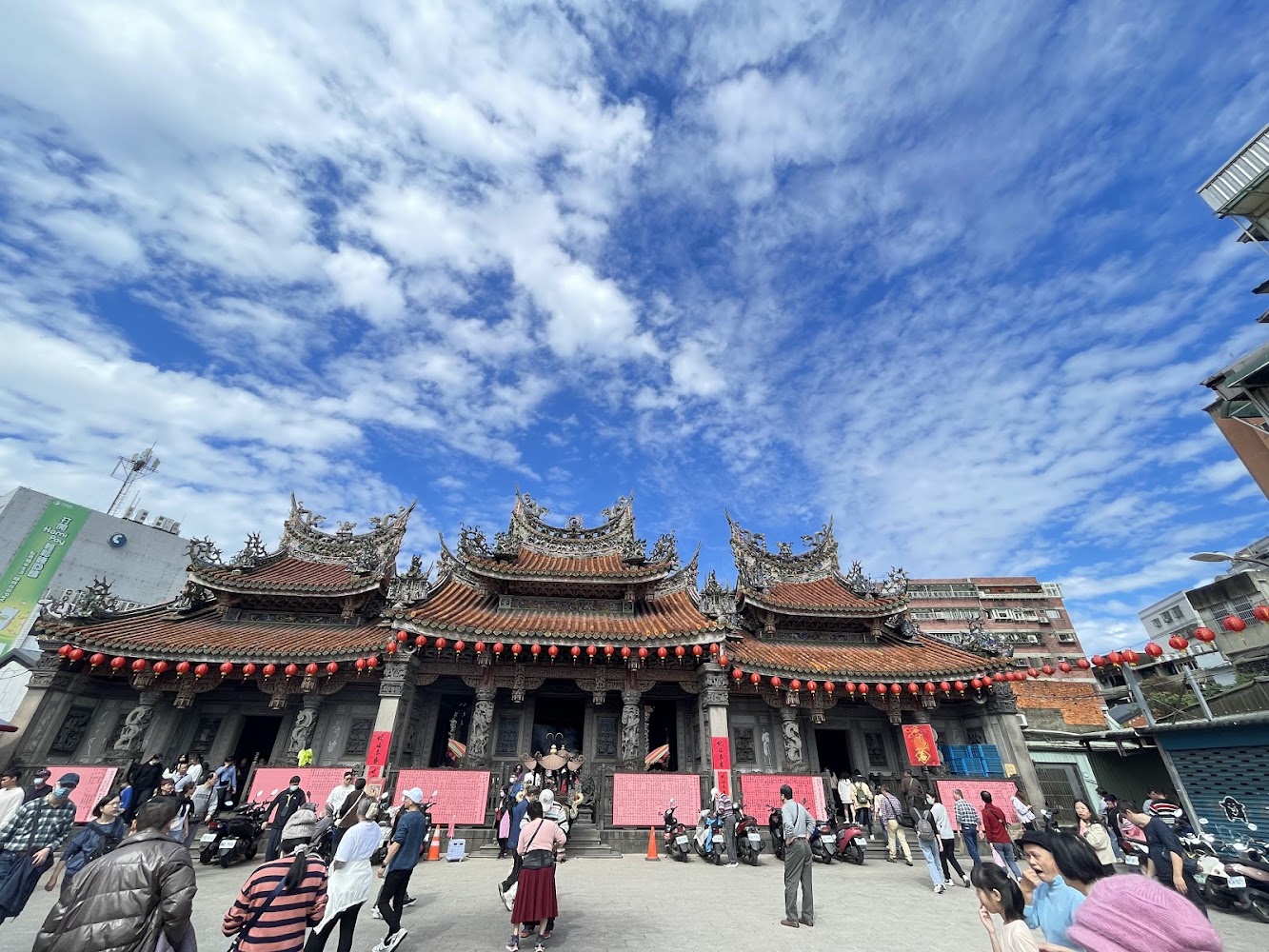 三峽清水祖師廟外觀與廣場人潮