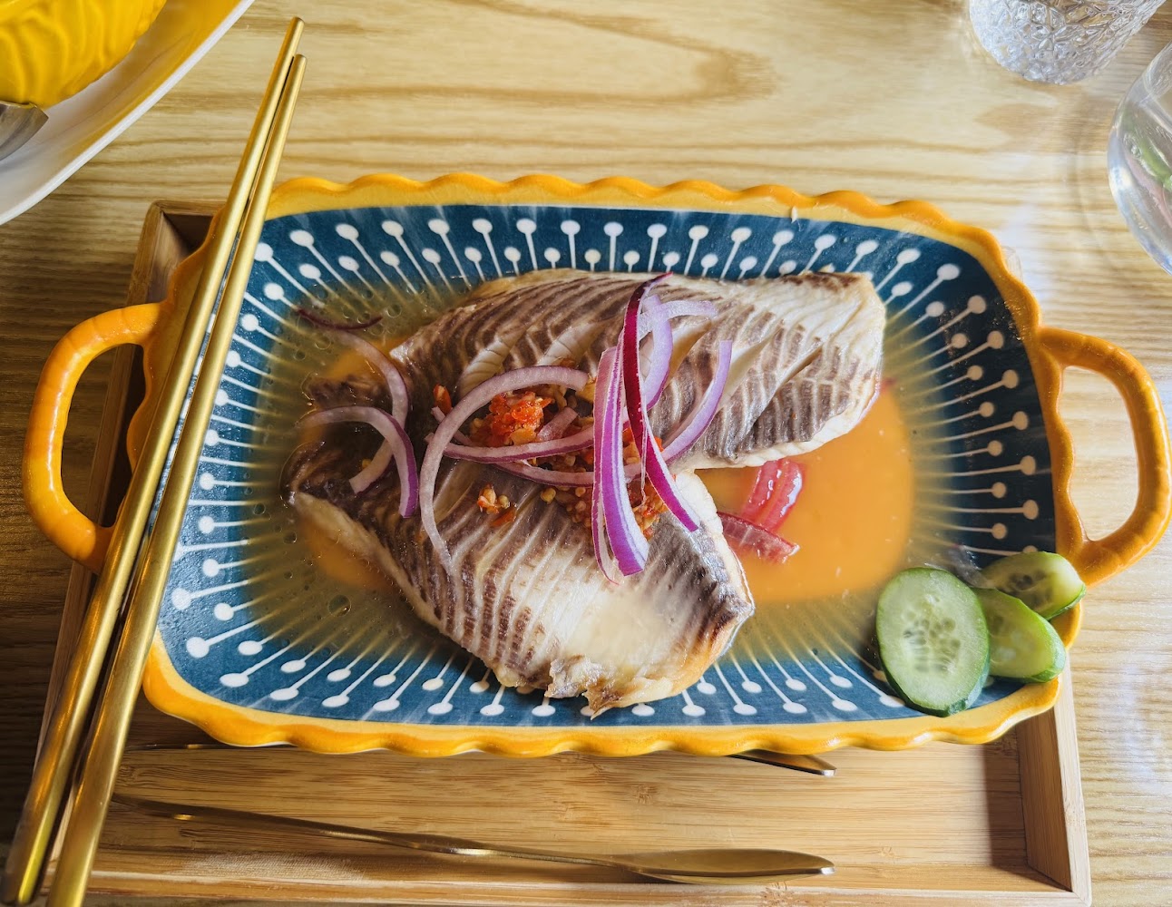 Luna庭苑魚片料理搭洋蔥絲辣椒與小黃瓜