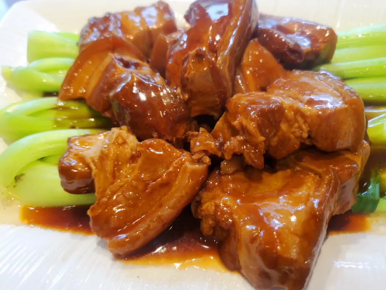 款待台菜華燈初上滷豬肉搭配青江菜特寫