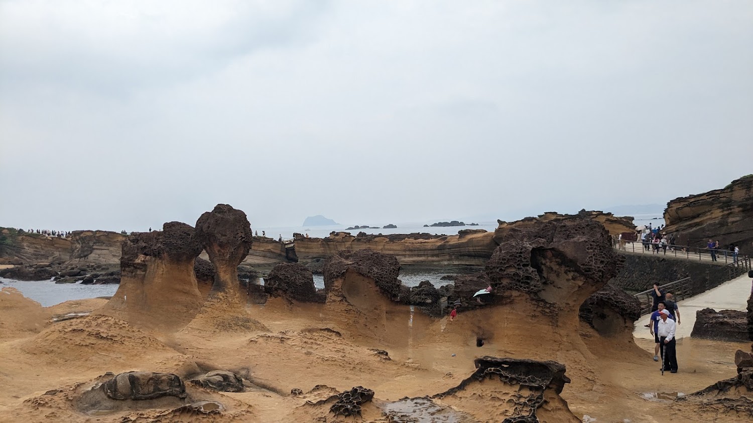 野柳獨特海蝕地形與海洋遠方小島景致