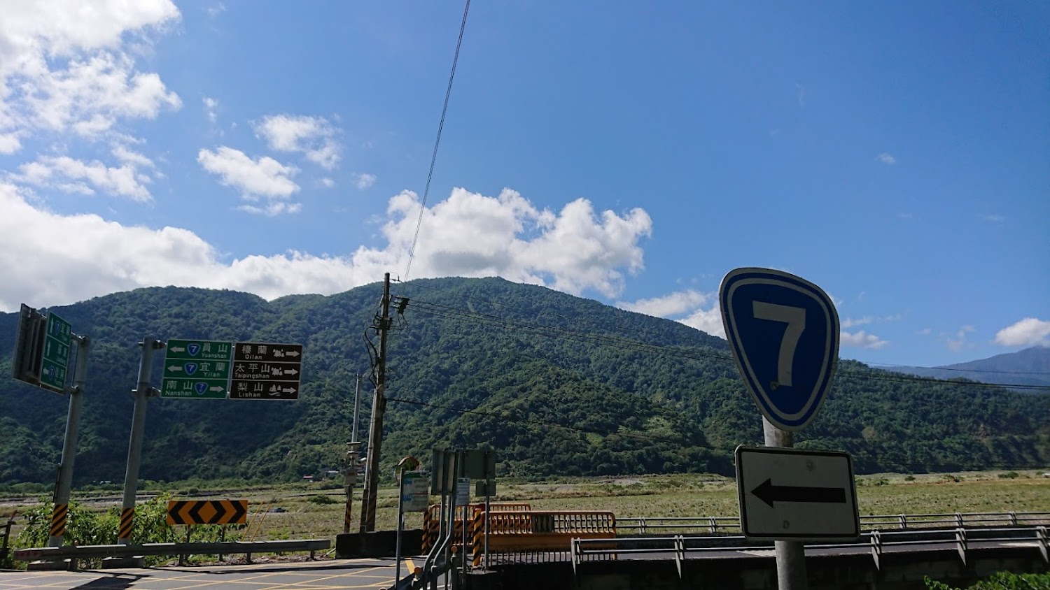 青山環繞的道路交叉口與省道7號路牌