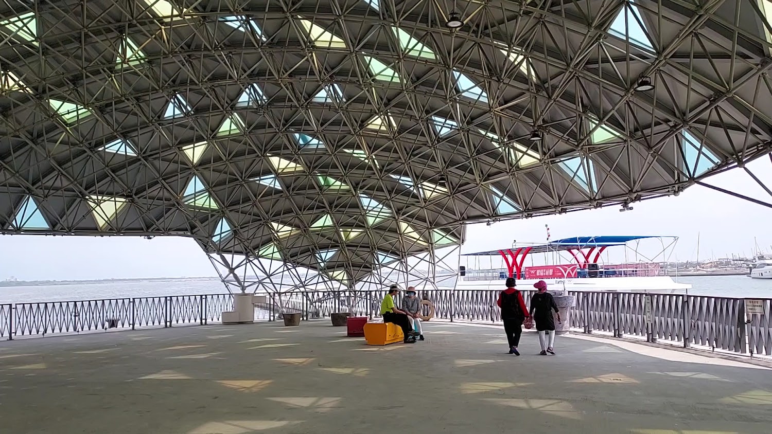 大鵬灣帆船基地大型棚架空間與遊艇景色