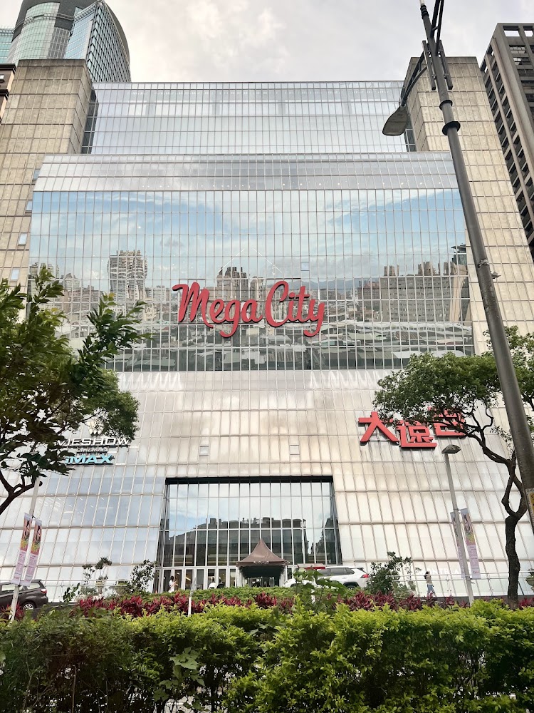 板橋大遠百外觀與Mega City招牌