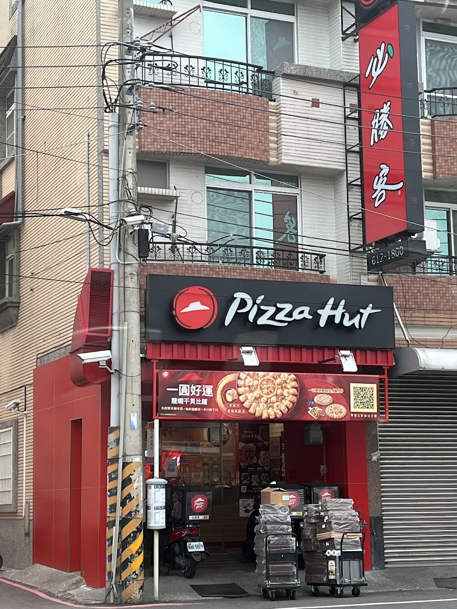PIZZA HUT必勝客高雄橋頭店白天外觀，紅色招牌醒目