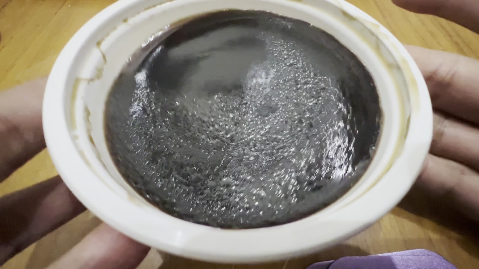 仙草布丁倒扣近拍，深黑色仙草凍光滑圓潤，質感飽滿