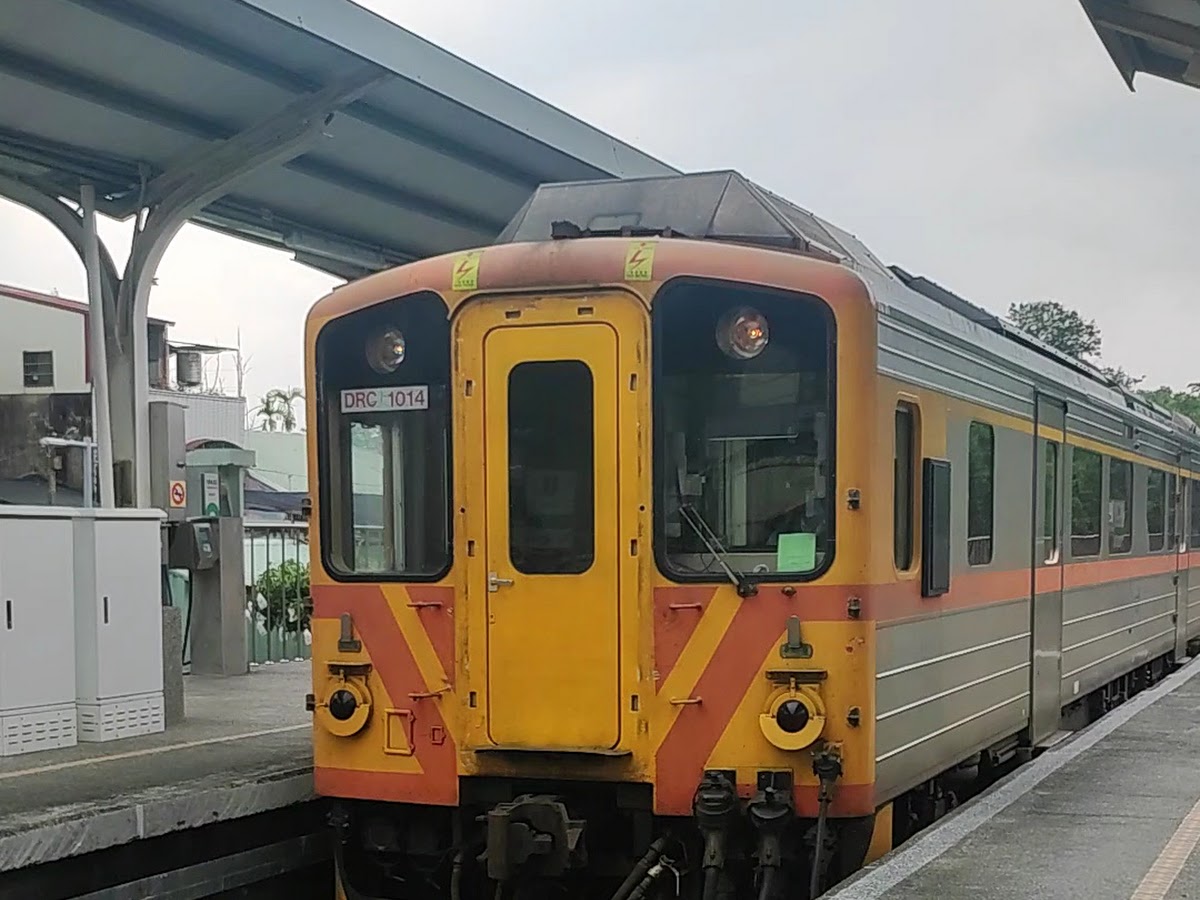集集線橘黃色柴油列車進站停靠在集集車站月台