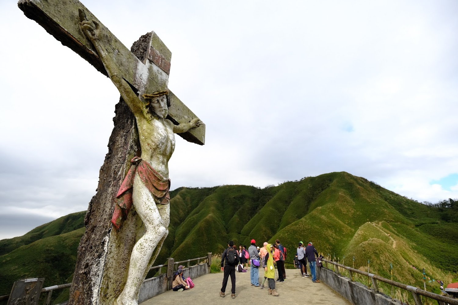 三角崙山路線上的十字架雕像與遊客