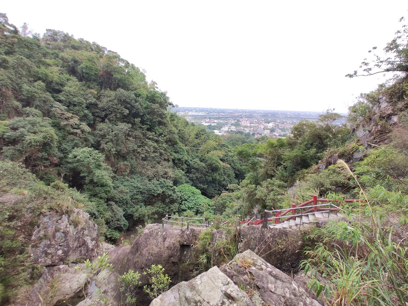 猴洞坑瀑布步道與山林欄杆景觀