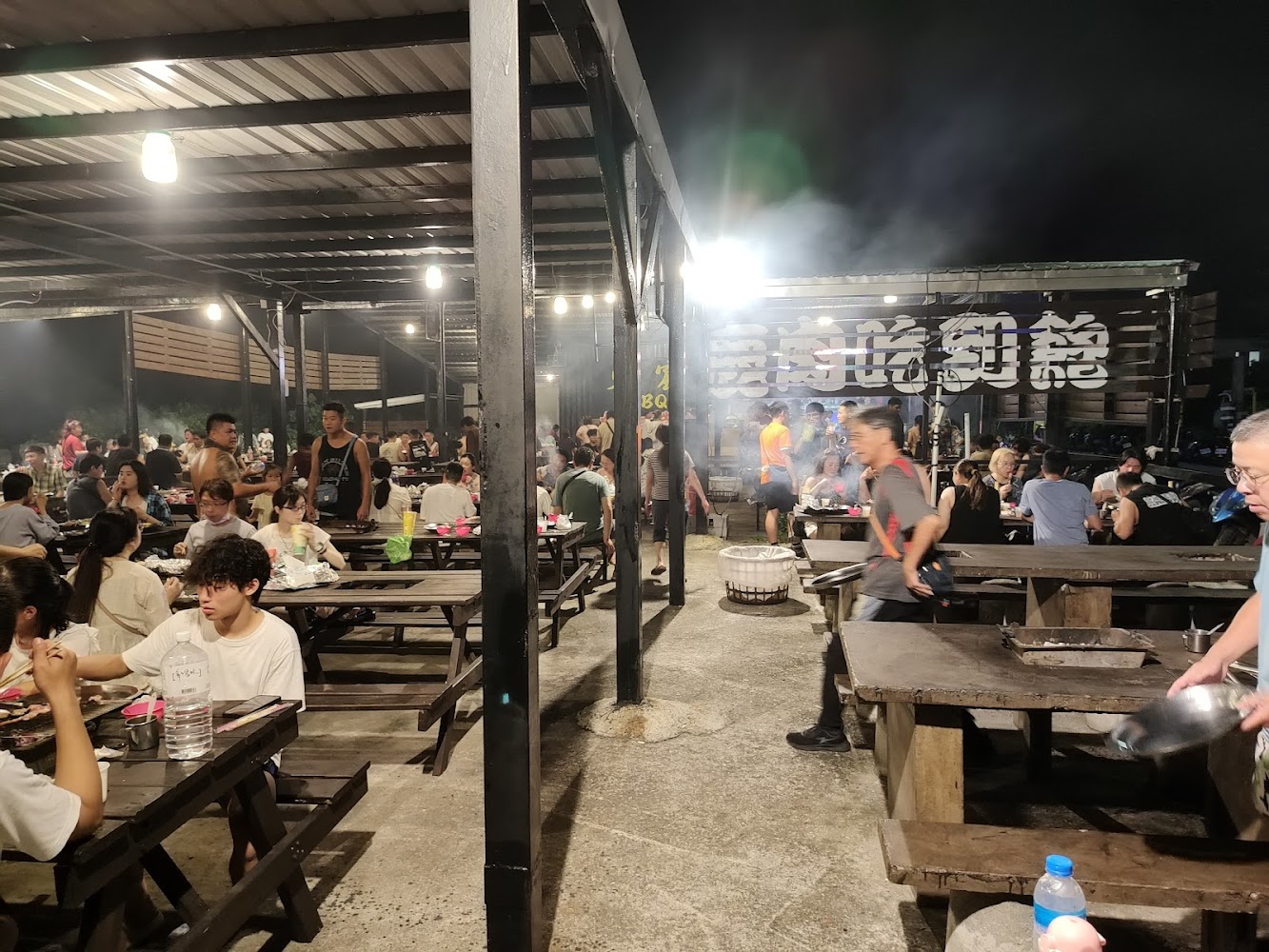 戶外多人木桌烤肉聚餐場景