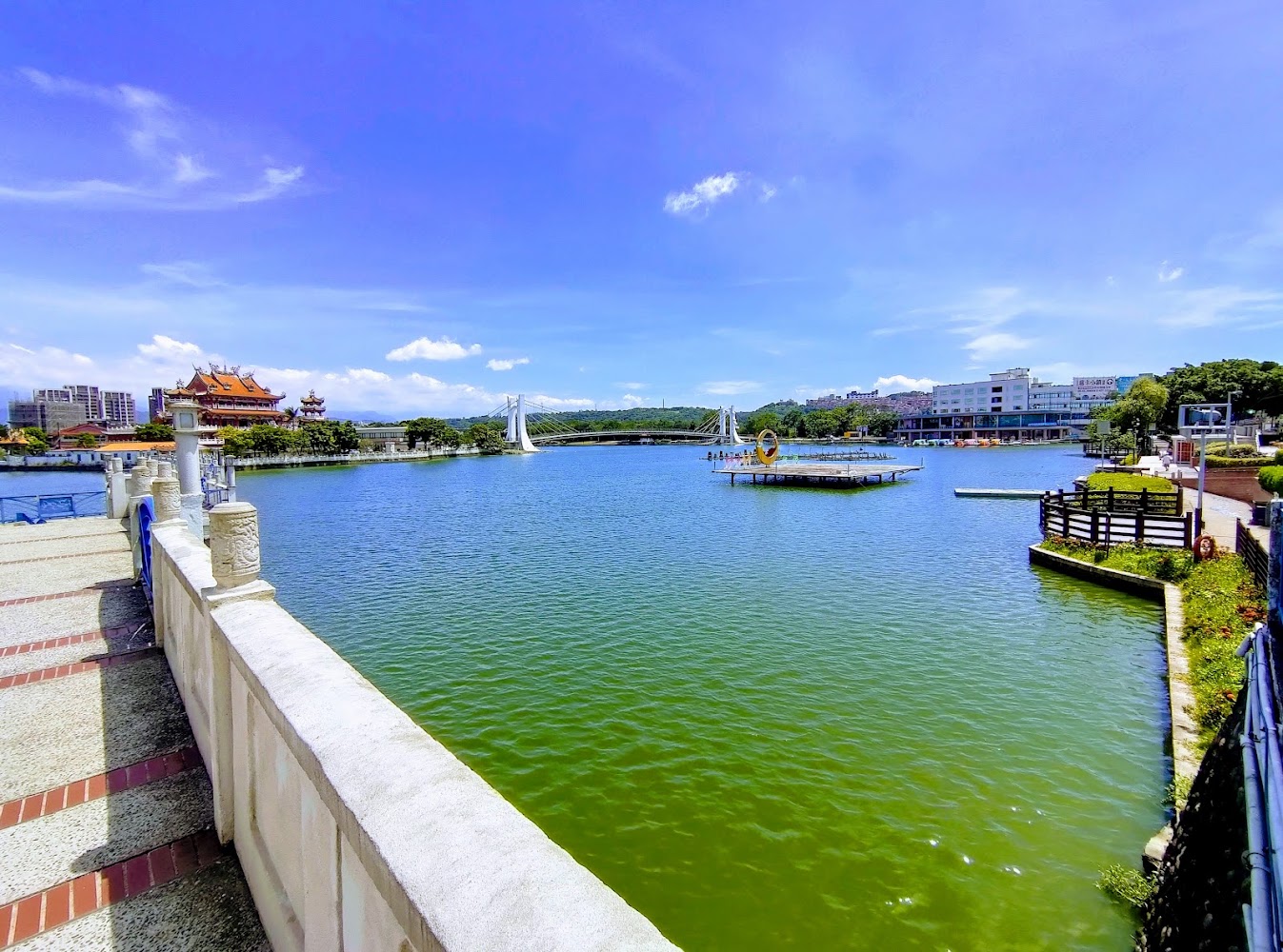 龍潭大池白色欄杆步道與遠方寺廟橋景