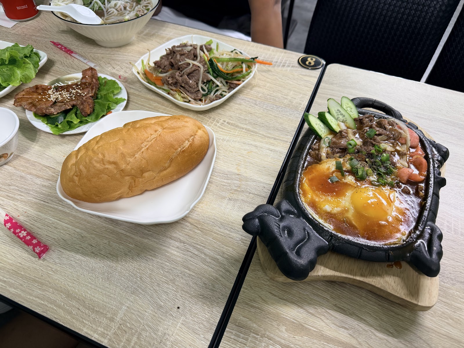 HO越南美食 法國麵包 bò né 鐵板牛肉煎蛋 多道菜餐桌 高雄楠梓越南料理