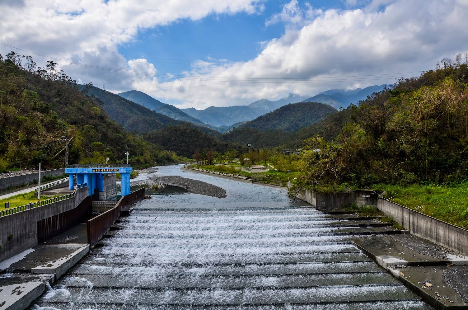 武荖坑風景區山區河川與水壩景觀