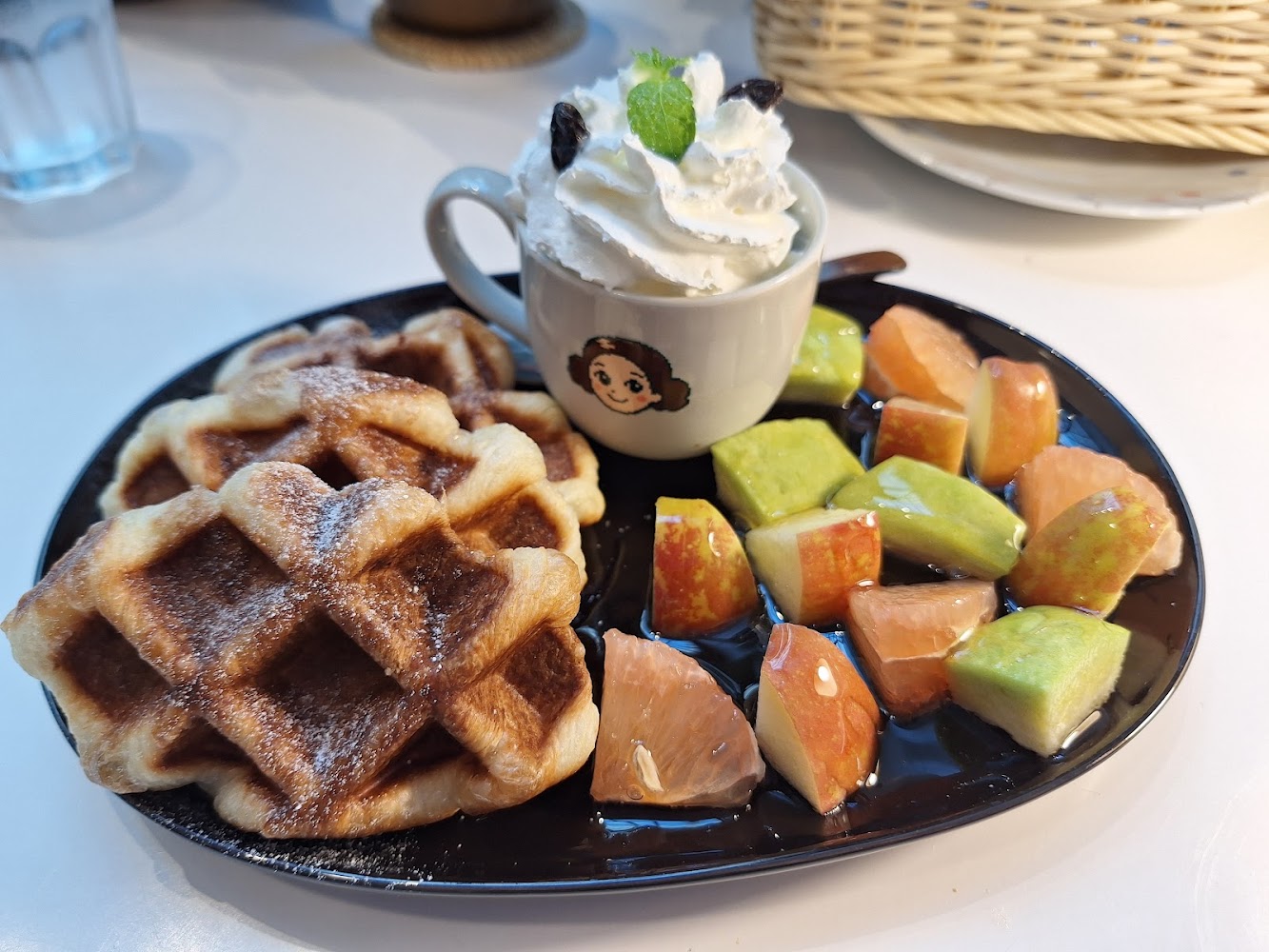 薄荷巴黎 Coffee House 水果鬆餅與杯裝甜品