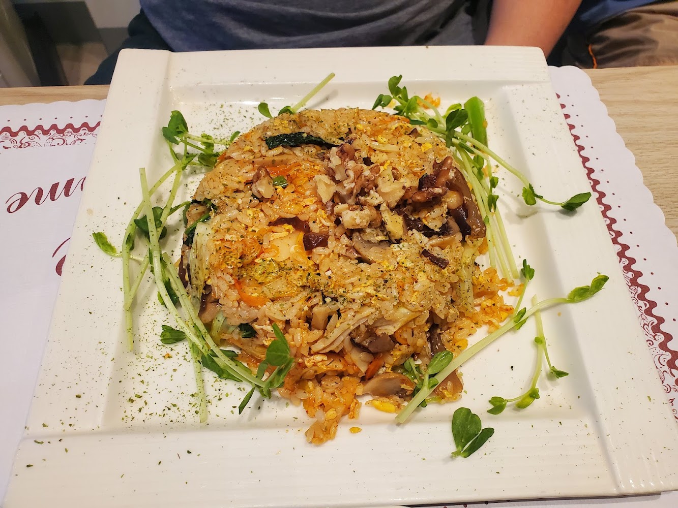 蔬食炒飯擺盤精美並搭配豆苗