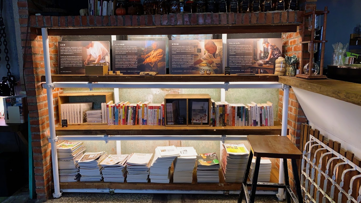 走走池上三層書架與展板