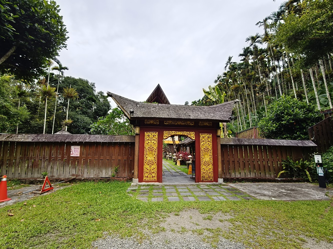 烏布雨林峇里島主題餐廳入口牌樓