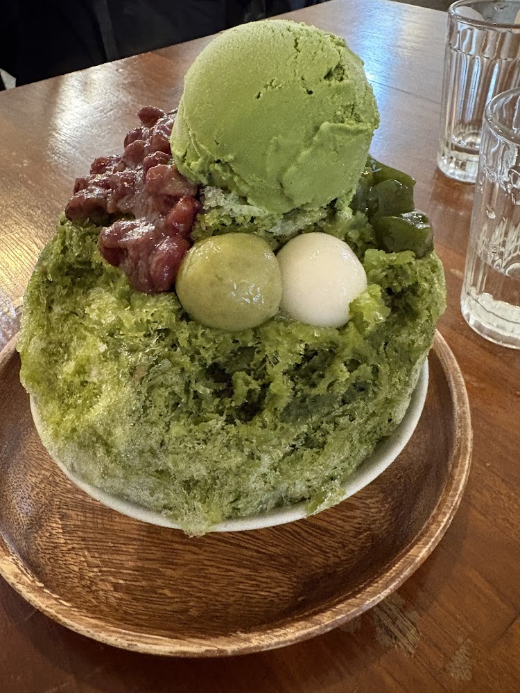 慢食堂抹茶剉冰搭配抹茶冰淇淋紅豆白玉，精緻清爽