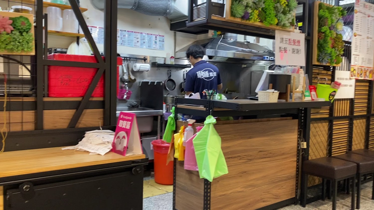 咖禾咖哩竹北博愛店櫃台與廚房區